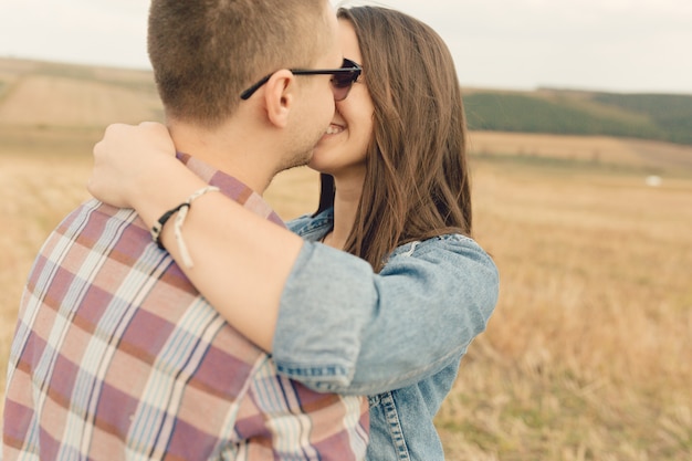 Jeune couple élégant moderne à l'extérieur