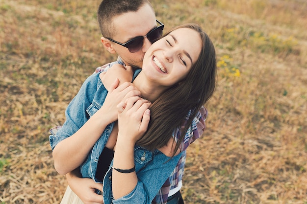 Jeune couple élégant moderne à l'extérieur