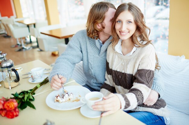 Jeune couple embrassant dans le restaurant