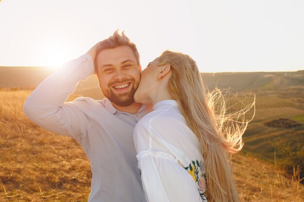 Jeune couple embrassant et embrassant en plein air