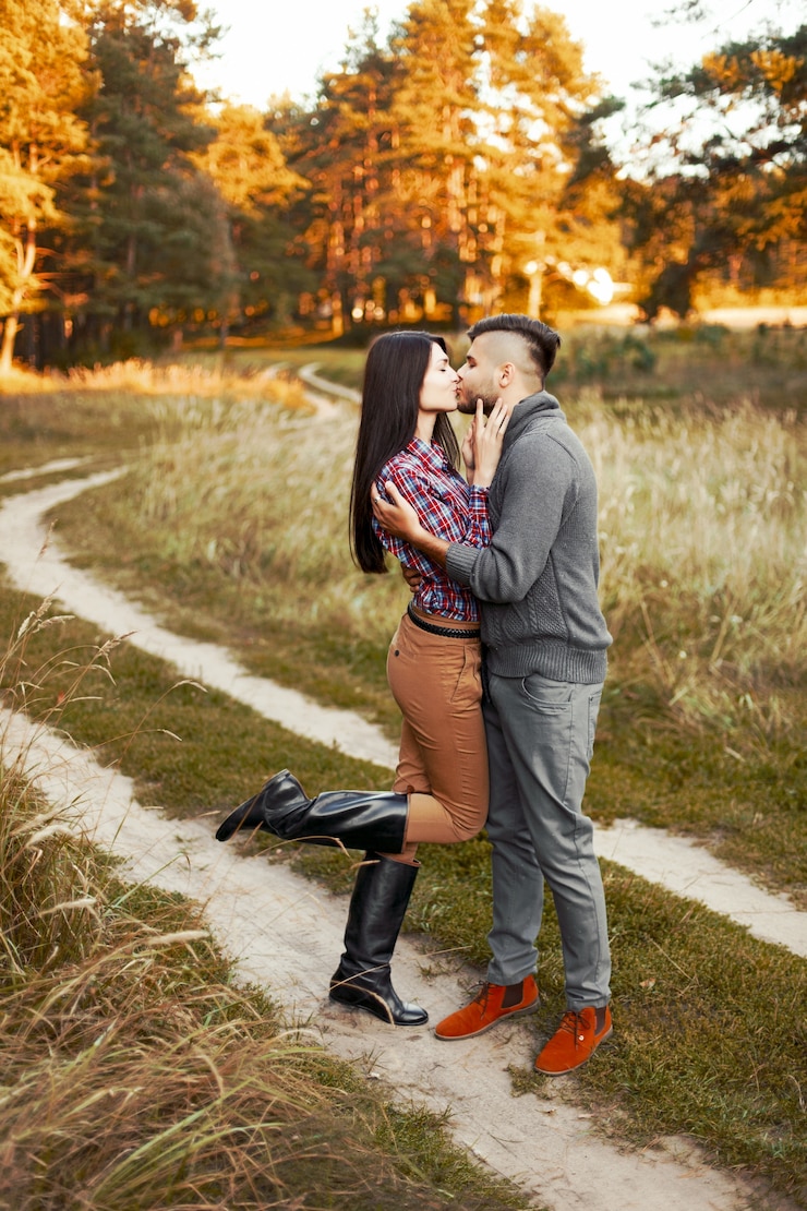 Photo gratuit jeune couple embrassant sur une journée de printemps