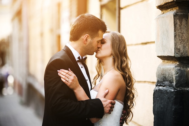 Jeune couple embrassant sur la rue