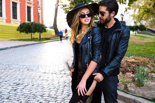 Jeune couple embrasse dans la rue