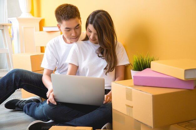 Jeune couple emménageant dans leur nouvelle maison