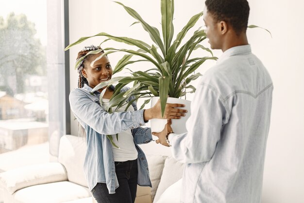 Jeune couple emménageant dans une nouvelle maison ensemble. Couple afro-américain avec des boîtes en carton.