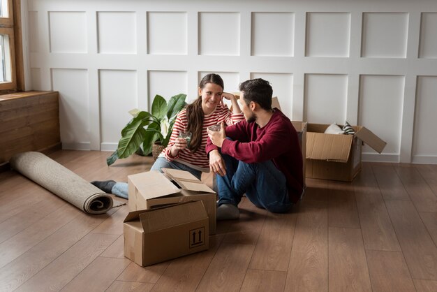 Jeune couple emménageant dans une nouvelle maison