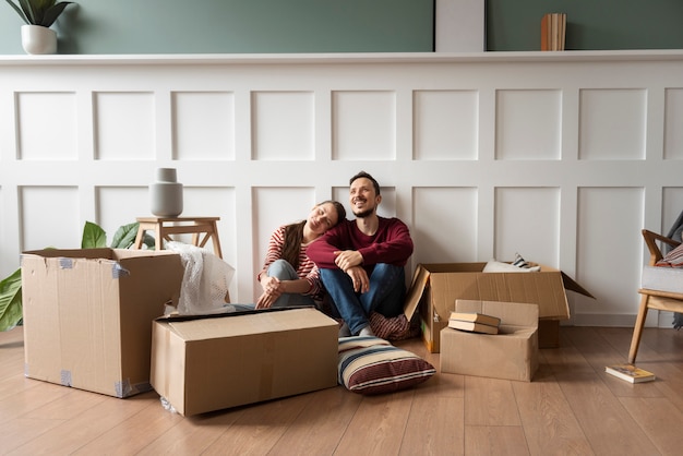 Jeune couple emménageant dans une nouvelle maison