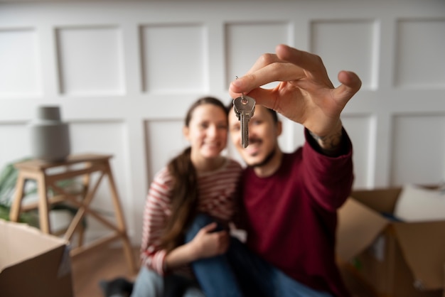 Photo gratuite jeune couple emménageant dans une nouvelle maison