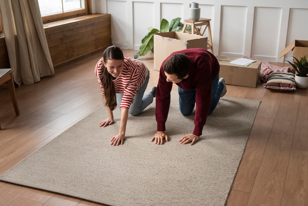 Photo gratuite jeune couple emménageant dans une nouvelle maison