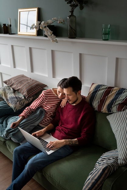 Photo gratuite jeune couple emménageant dans une nouvelle maison