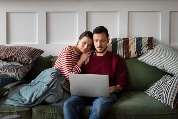 Jeune couple emménageant dans une nouvelle maison