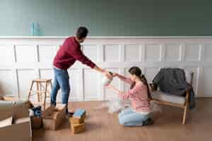 Photo gratuite jeune couple emménageant dans une nouvelle maison