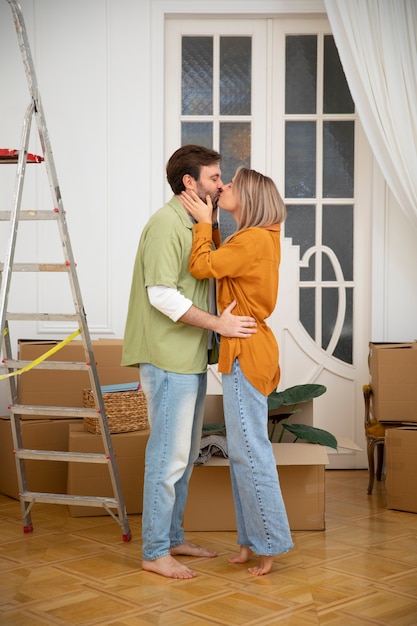 Photo gratuite jeune couple emménageant dans une nouvelle maison