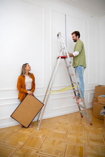 Photo gratuite jeune couple emménageant dans une nouvelle maison