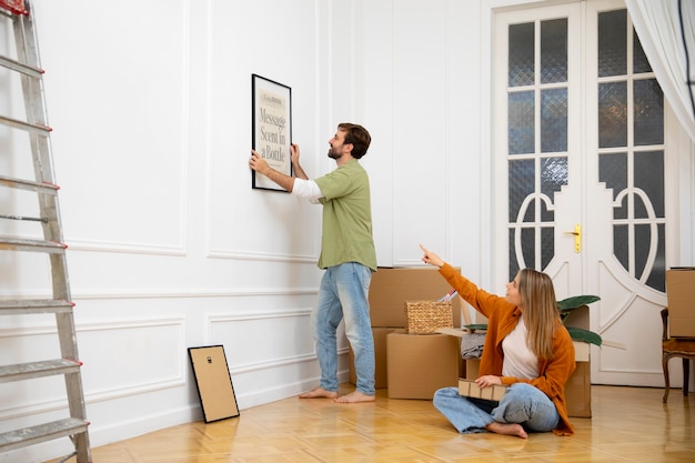 Photo gratuite jeune couple emménageant dans une nouvelle maison