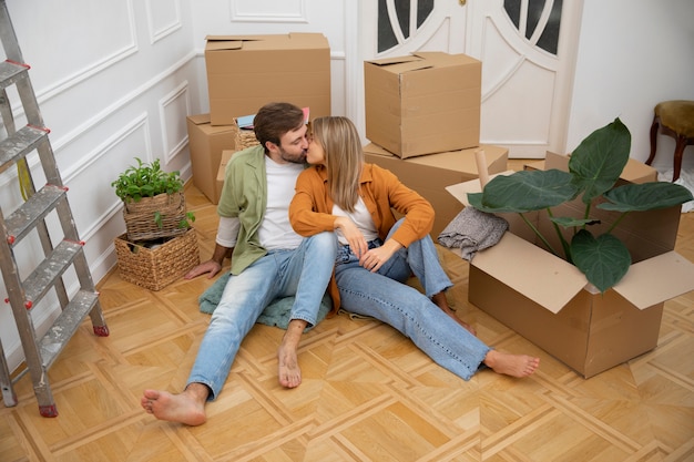 Photo gratuite jeune couple emménageant dans une nouvelle maison