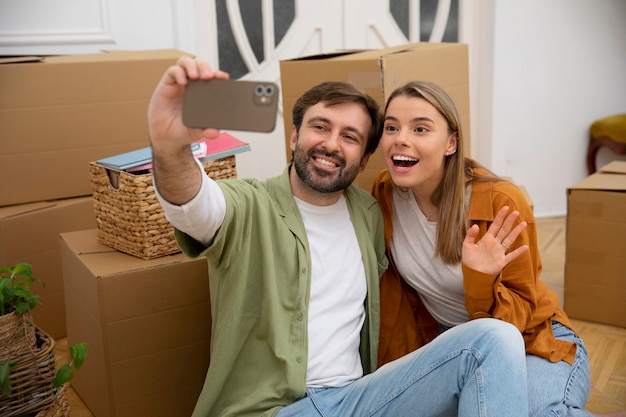 Photo gratuite jeune couple emménageant dans une nouvelle maison