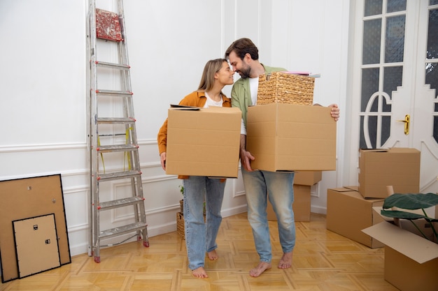 Jeune couple emménageant dans une nouvelle maison