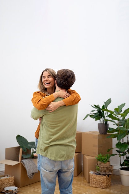 Photo gratuite jeune couple emménageant dans une nouvelle maison