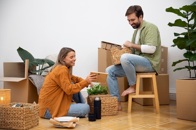 Photo gratuite jeune couple emménageant dans une nouvelle maison