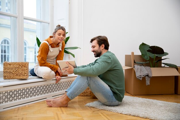 Jeune couple emménageant dans une nouvelle maison