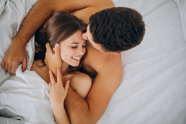 Photo gratuit jeune couple, ensemble, coucher lit