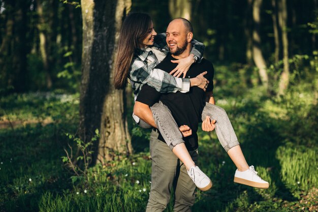 Jeune couple ensemble dans la forêt