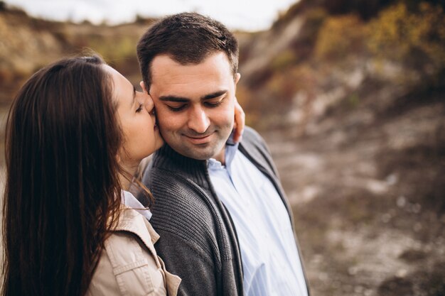 Jeune couple ensemble dans une nature d'automne