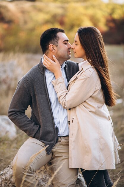 Jeune couple ensemble dans une nature d'automne