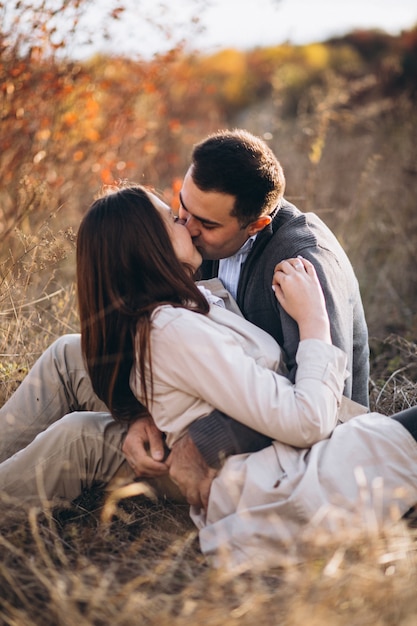 Jeune couple ensemble dans une nature d'automne