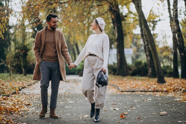 Jeune couple ensemble dans un parc en automne