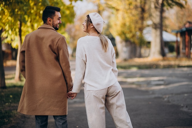 Jeune couple ensemble dans un parc en automne