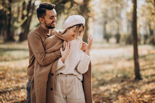 Jeune couple ensemble dans un parc en automne