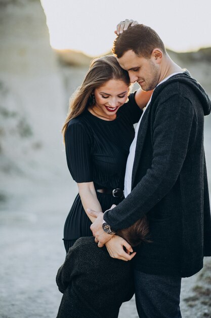 Jeune couple ensemble dans le parc, histoire d'amour