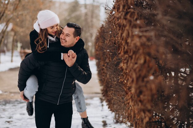 Jeune couple ensemble dans un parc d'hiver le jour de la Saint-Valentin