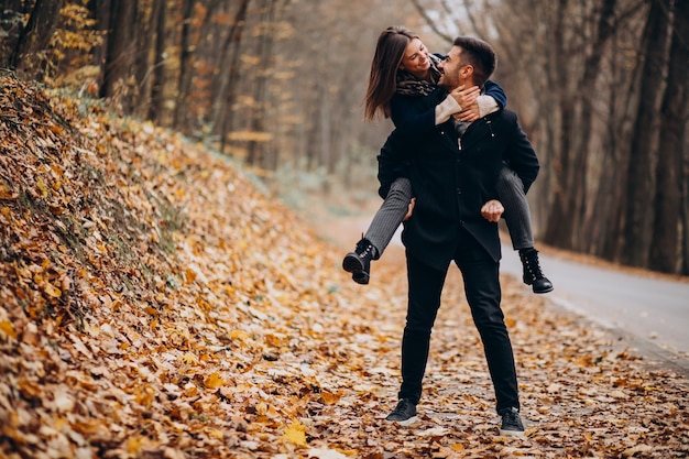 Jeune couple ensemble marchant dans un parc d'automne