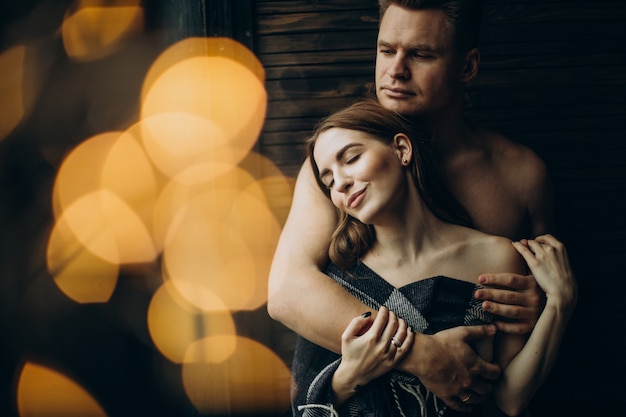 Photo gratuite jeune couple ensemble sous la couverture à la maison