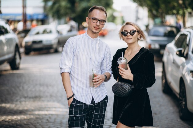 Jeune couple ensemble en ville