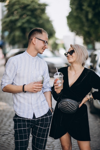 Jeune couple ensemble en ville