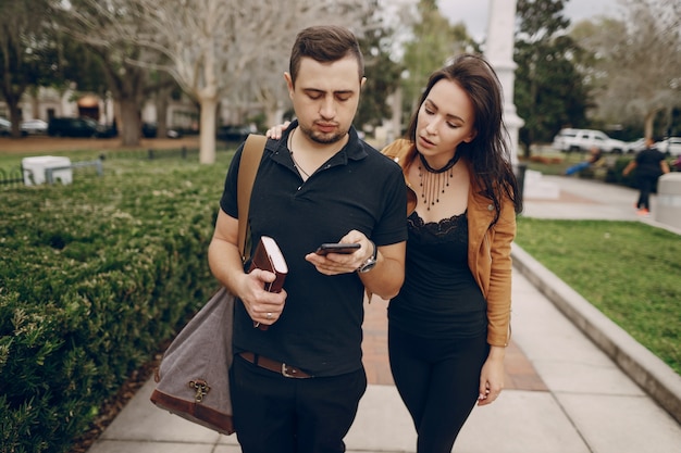 Jeune couple ensemble