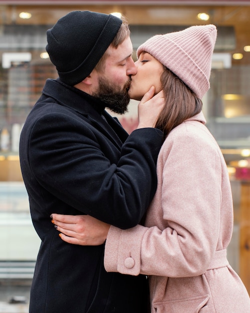 Jeune couple, étreindre, et, baisers