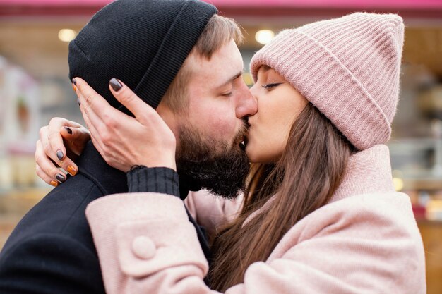 Jeune couple, étreindre, et, baisers