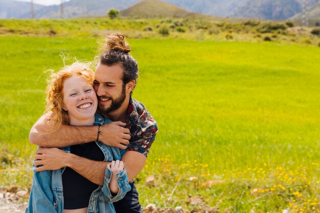 Jeune couple, étreindre, sur, pré