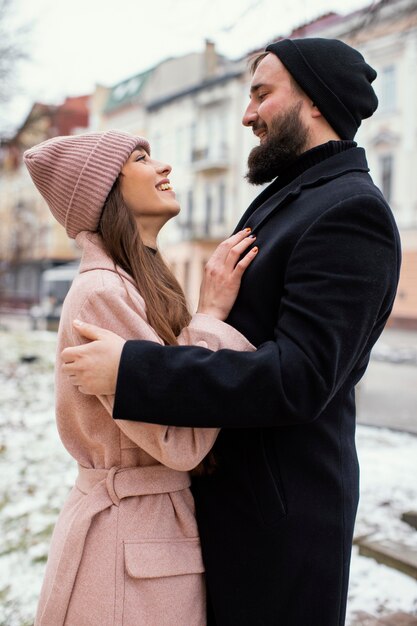 Jeune couple, étreindre, et, regarder, autre