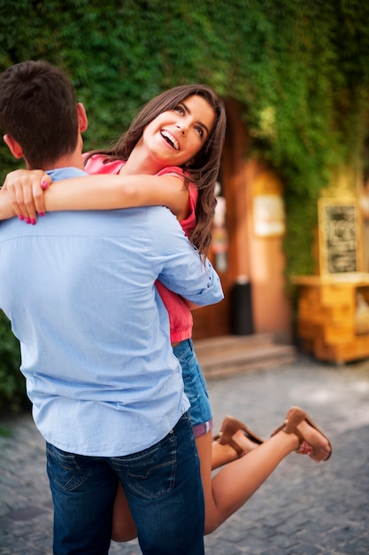 Jeune couple, étreindre, sur, les, route ville