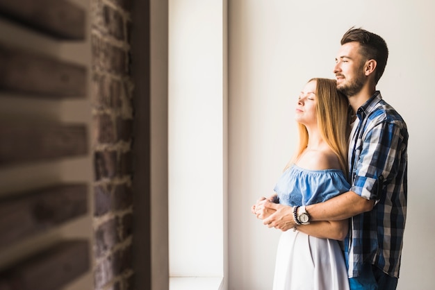 Jeune couple, étreindre, à, yeux fermés