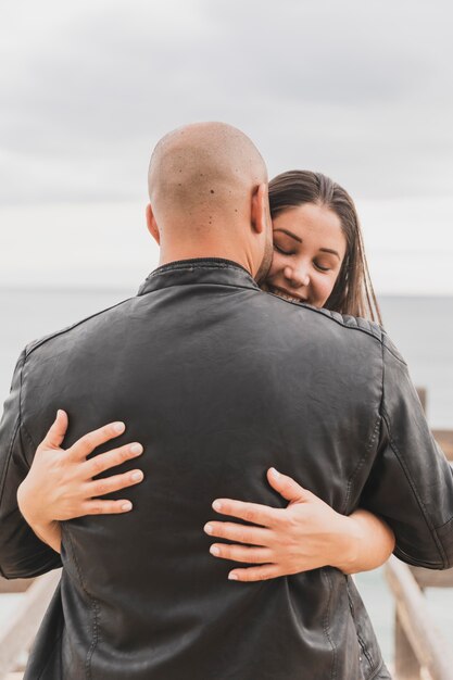 Jeune couple, étreindre