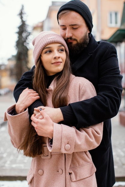 Photo gratuite jeune couple, étreindre