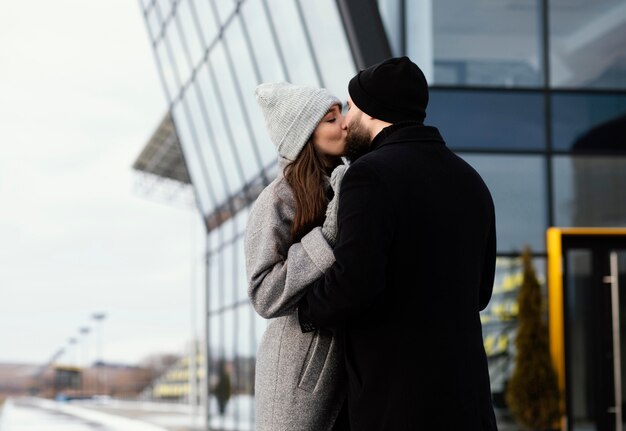 Jeune couple, étreindre