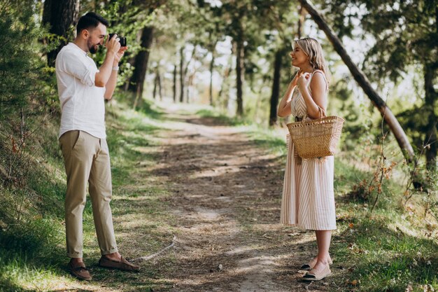 Jeune couple, faire des photos dans la forêt